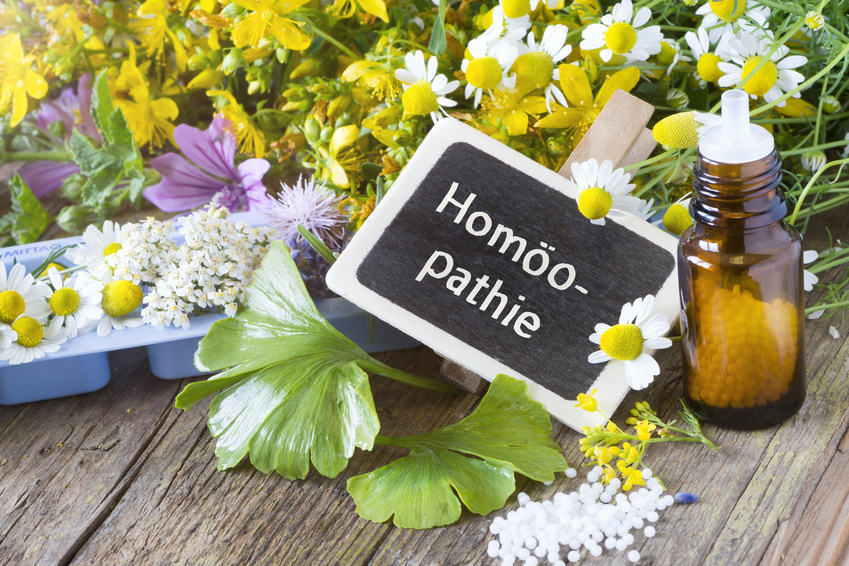 Homöopathie, Schild mit Heilpflanzen und Globuli